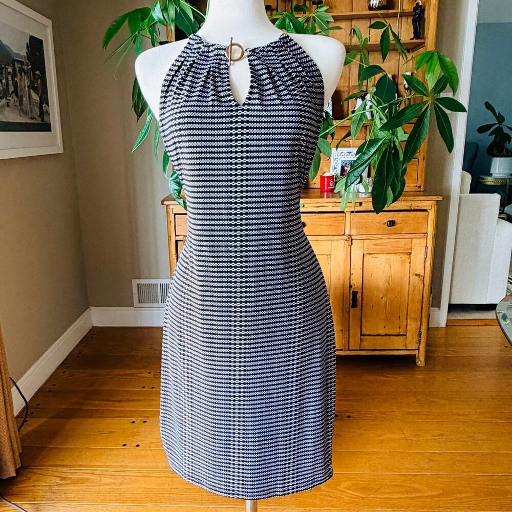 Ivanka Trump Black White Geometric Shift Dress Gold Toggle Chain Neckline Sz S